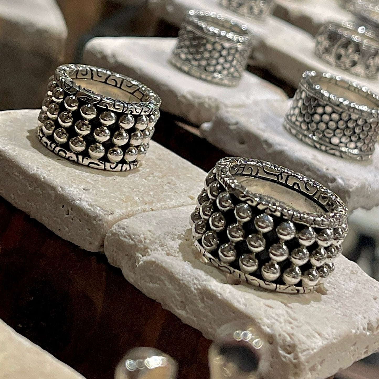 Wide KeyDesign Bubble Band Ring